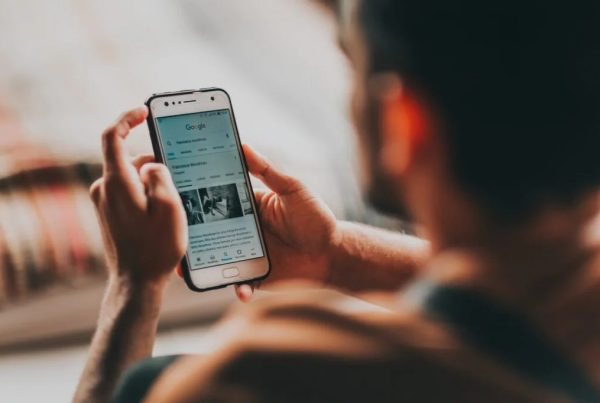 man with cellphoneand blurred background