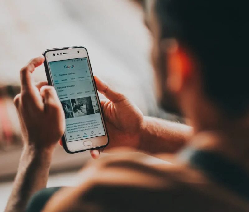 man with cellphoneand blurred background